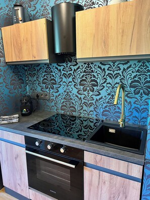 Køleskab, ovn, kogeplade, kaffe-/temaskine