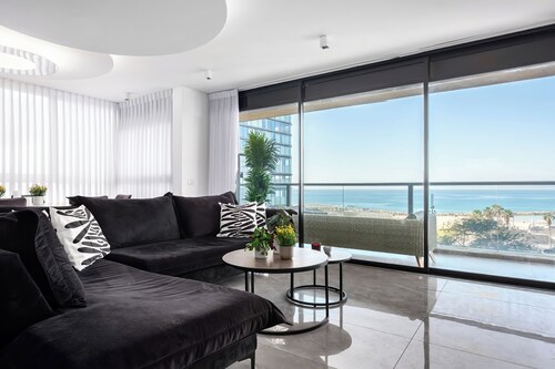 Yarkon Sea-front Escape with Parking
