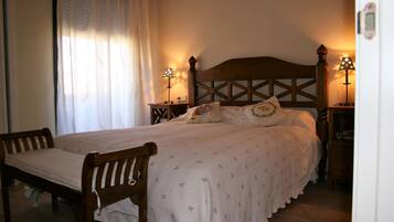 3 bedrooms, iron/ironing board, WiFi, bed sheets