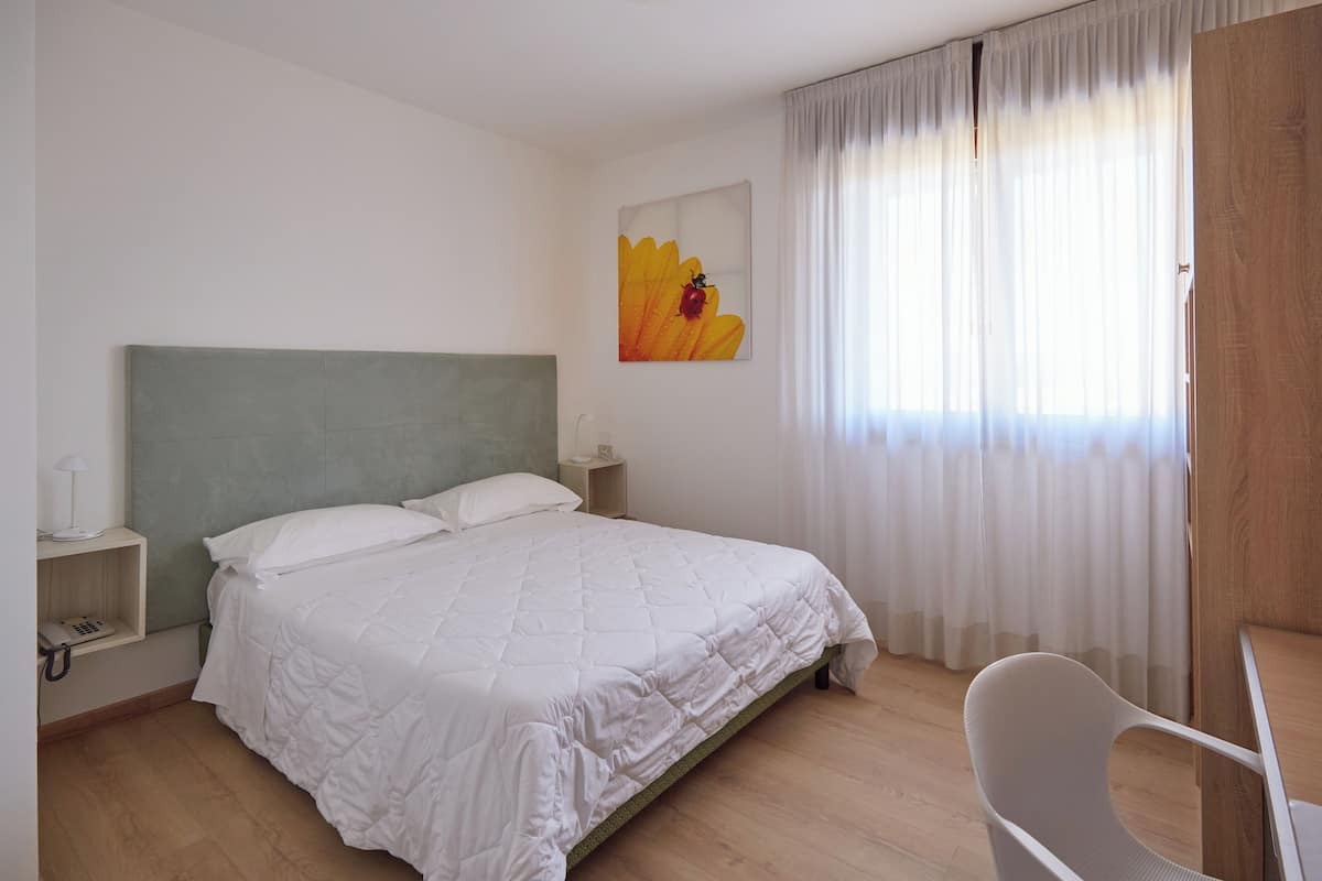 In-room safe, free WiFi, wheelchair access