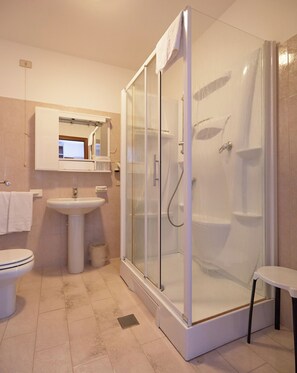 Triple Room | Bathroom | Shower - Albergo Ristorante Belvedere (Codroipo)