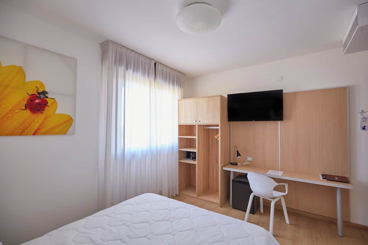 Classic Twin Room | In-room safe, free WiFi, wheelchair access