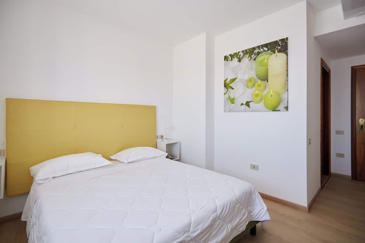 In-room safe, free WiFi, wheelchair access