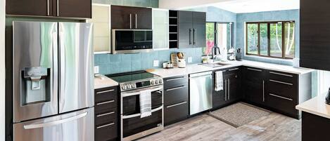 Kühlschrank, Mikrowelle, Ofen, Herdplatte