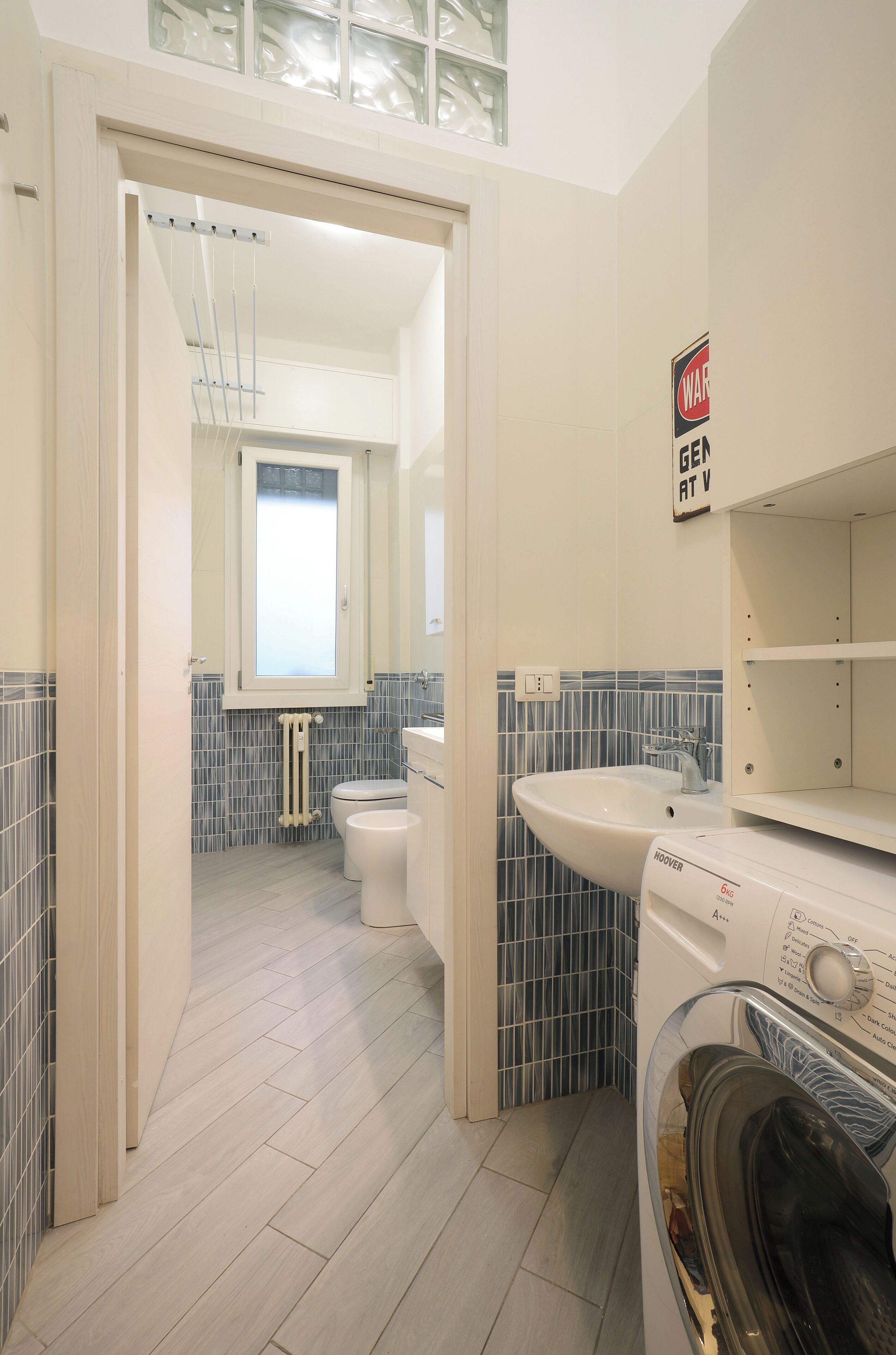 Een douche, milieuvriendelijke toiletartikelen, een haardroger