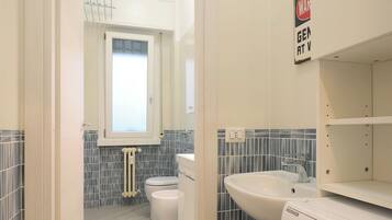 Een douche, milieuvriendelijke toiletartikelen, een haardroger