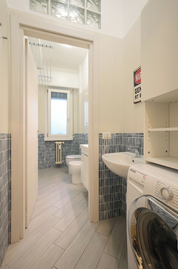 Een douche, milieuvriendelijke toiletartikelen, een haardroger