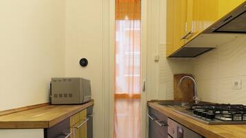 Een koelkast, een magnetron, een oven, een kookplaat