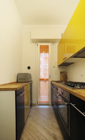 Fridge, microwave, oven, stovetop - Eri-kasa | Elegant studio apartment with balcony and wi-fi (Milano)