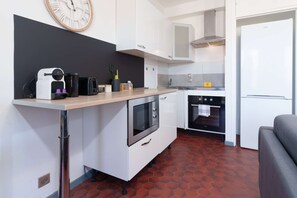 Fridge, microwave, oven, stovetop - The Cali : Terrace • Parking • Pool • A/C (Villeneuve-Loubet)
