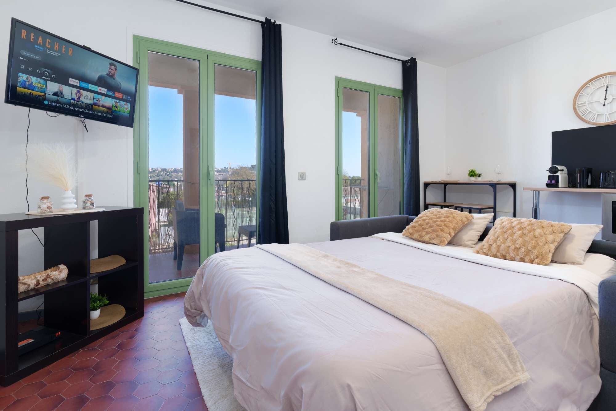 Een strijkplank/strijkijzer, wifi, beddengoed