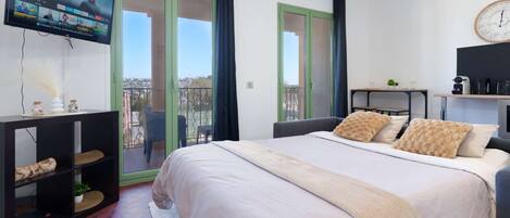 Een strijkplank/strijkijzer, wifi, beddengoed