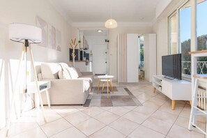 TV - The Leo : Terrace • Parking • Pool • Netflix (Villeneuve-Loubet)