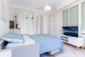 1 bedroom, desk, iron/ironing board, WiFi - The Leo : Terrace • Parking • Pool • Netflix (Villeneuve-Loubet)