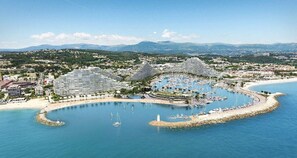 A coastal resort with multiple hotel buildings, a marina, and a beach. - The Leo : Terrace • Parking • Pool • Netflix (Villeneuve-Loubet)