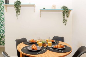 Dining - The Nova : Cannes CityCenter • Parking • Quiet (Cannes)
