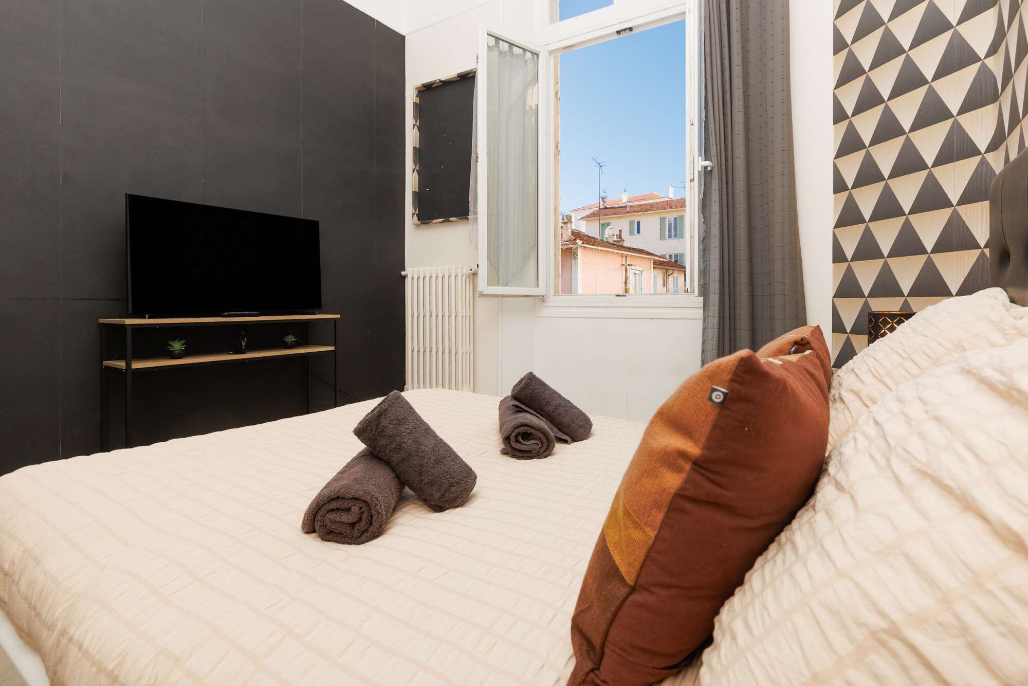 Iron/ironing board, WiFi, bed sheets