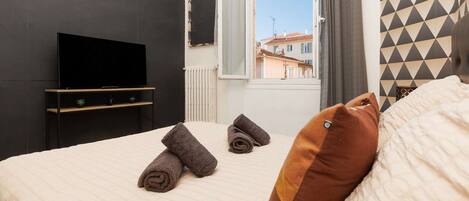 Iron/ironing board, WiFi, bed sheets