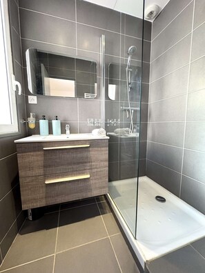 Shower, hair dryer, towels - The Lux : Modern • Garage • Terrace • A/C (Cannes)