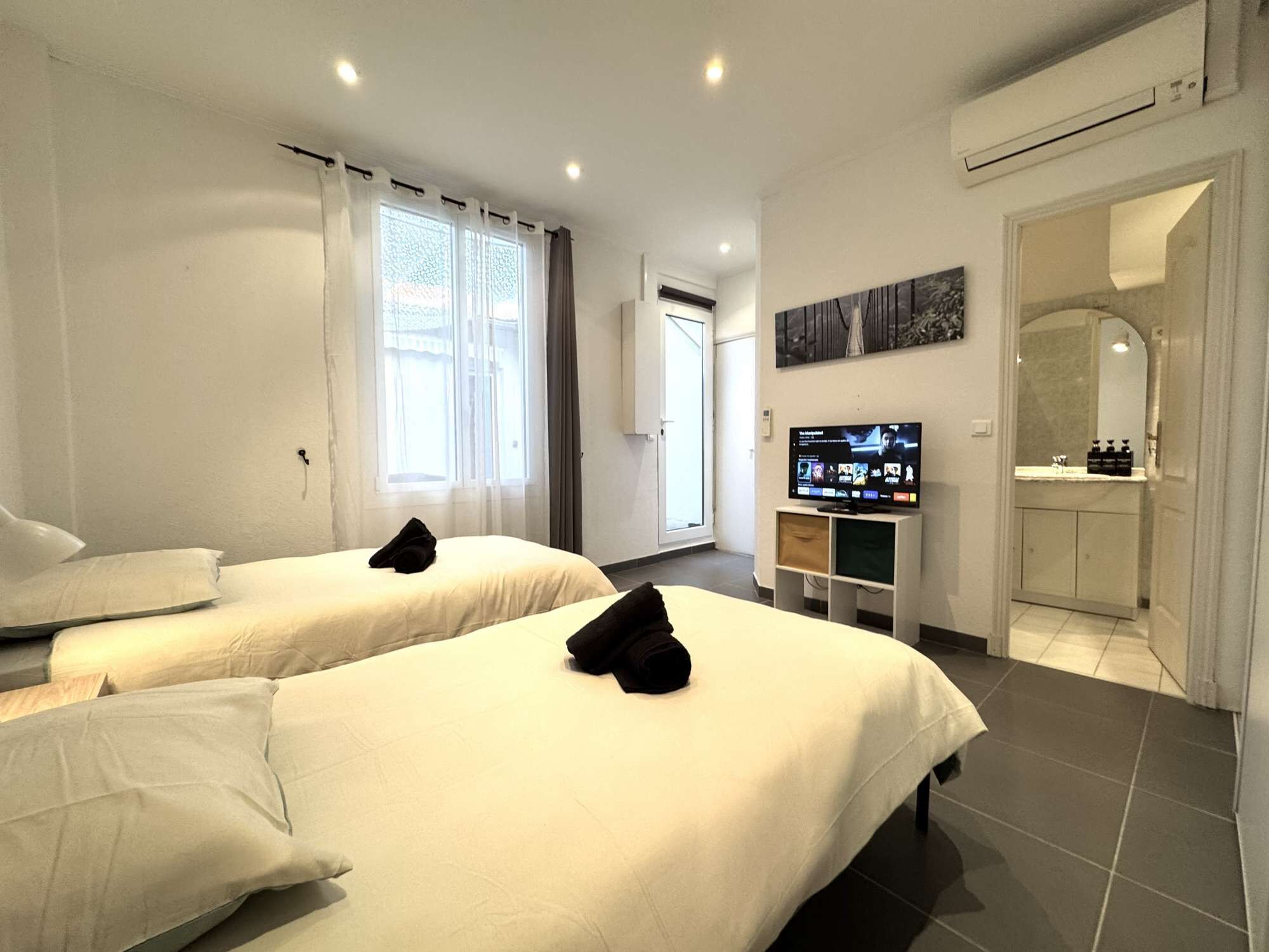 Iron/ironing board, WiFi, bed sheets