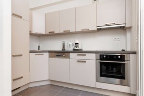 Réfrigérateur, four à micro-ondes, un four, surface de cuisson