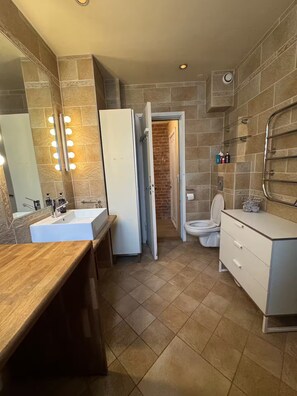 Dusj, håndklær og toalettpapir