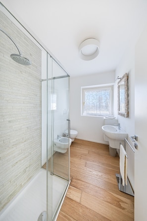 Dusche, Haartrockner, Bidet, Handtücher