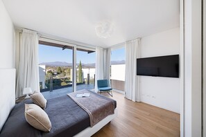 3 bedrooms, iron/ironing board, travel cot, free WiFi