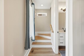 Interior - Modern Durham retreat / 10 mins from Duke and downtown Durham (Durham)