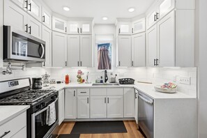 Microwave, oven, stovetop, dishwasher - Modern Durham retreat / 10 mins from Duke and downtown Durham (Durham)