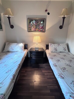 2 bedrooms, desk, iron/ironing board, free WiFi - Cottage 5min to M-2 Motorway, 10min to BahriaTown (Lahore)