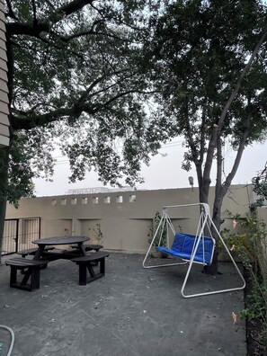 Outdoor dining - Cottage 5min to M-2 Motorway, 10min to BahriaTown (Lahore)