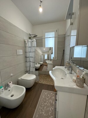 Shower, hair dryer, bidet, towels - Villa Maresca, immersa tra uliveti e alberi di frutta. 3000 m. di giardino (Carovigno)
