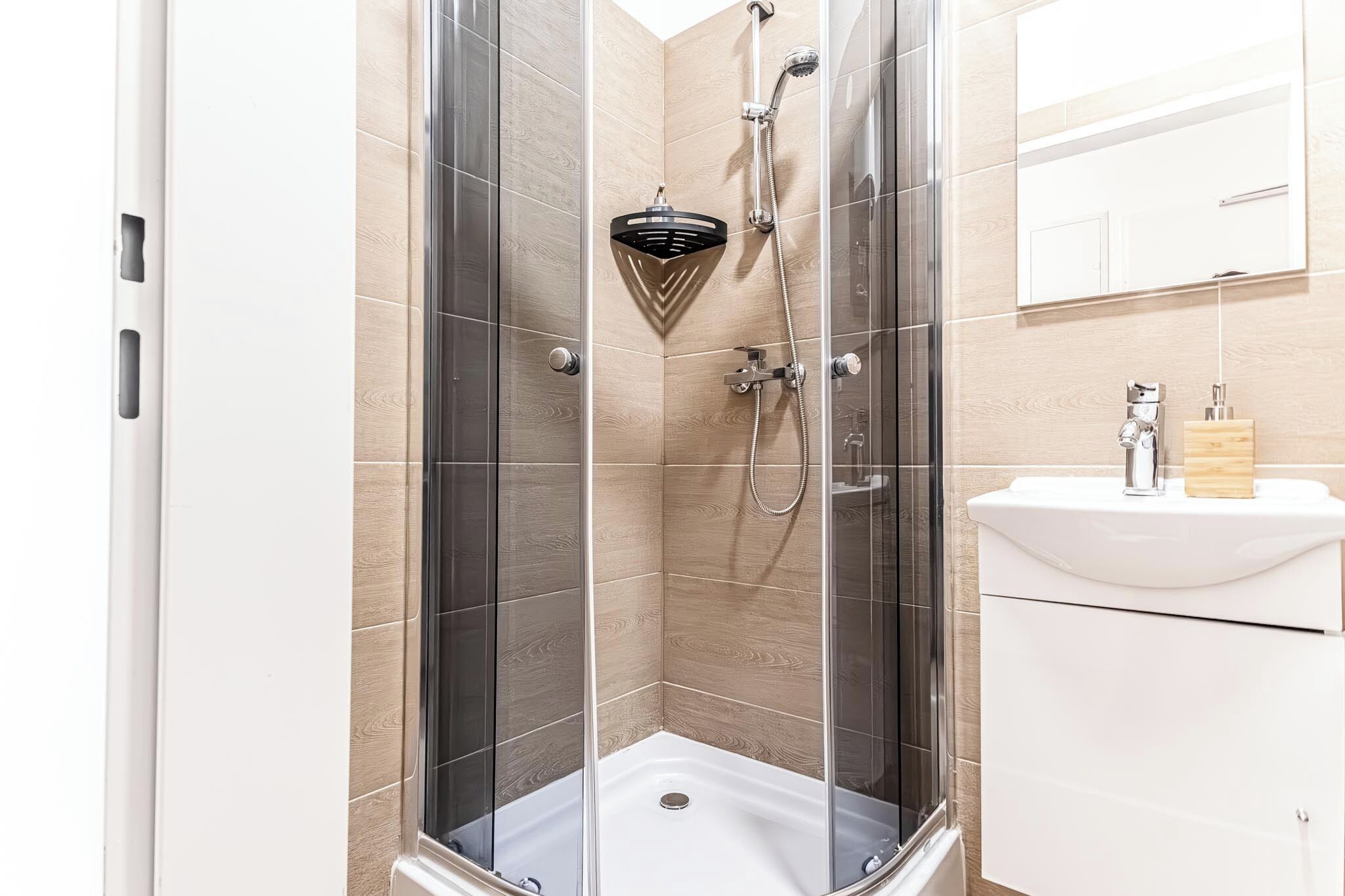 Basic-Apartment | Badezimmer | Dusche, kostenlose Toilettenartikel, Haartrockner, Handtücher