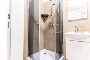 Basic Apartment | Bathroom | Shower, free toiletries, hair dryer, towels - Stunning 12BR Floor For 24 People (Vienna)