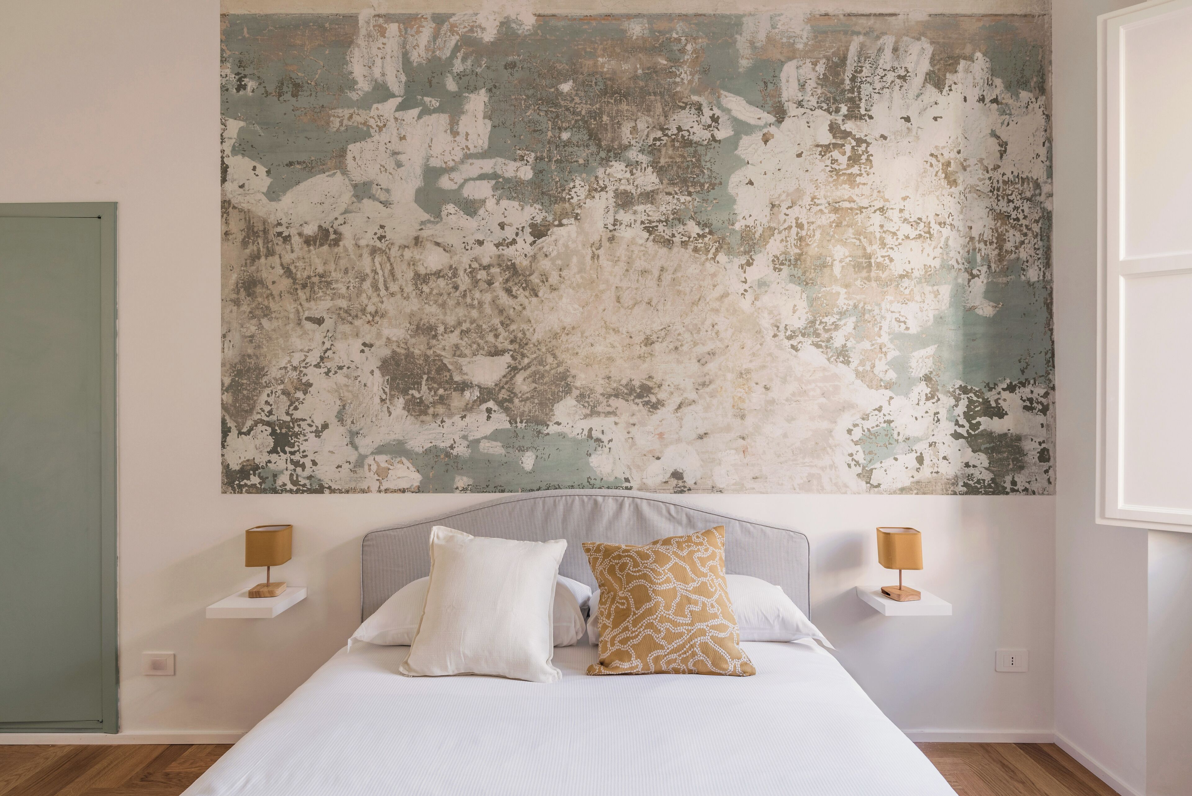 Tabla de planchar con plancha, wifi y ropa de cama 