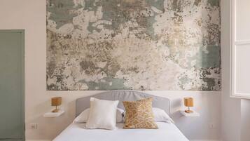 Tabla de planchar con plancha, wifi y ropa de cama