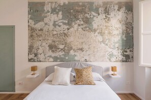 Tabla de planchar con plancha, wifi y ropa de cama 