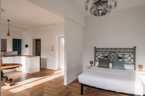 Tabla de planchar con plancha, wifi y ropa de cama 