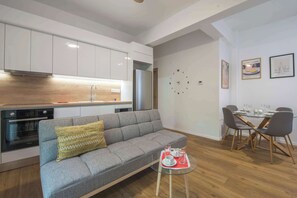 TV - Modern Urban Flat next to the city center (Athina)