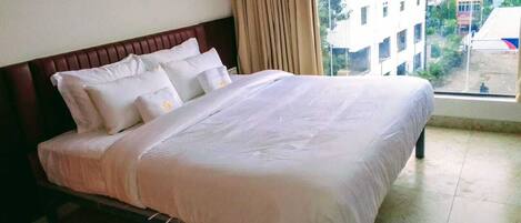 Habitación Deluxe doble, vistas a la ciudad | Escritorio y espacio para trabajar con un portátil