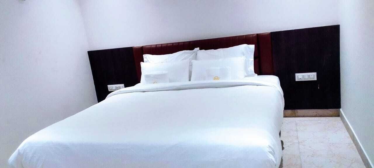 Desk, laptop workspace, iron/ironing board, free WiFi