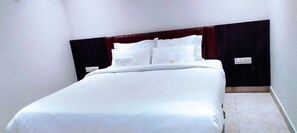 Desk, laptop workspace, iron/ironing board, free WiFi - Hotel Amulya Royal Inn (Bengaluru)