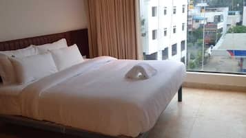 Meja kerja, ruang kerja ramah laptop, dan setrika/meja setrika