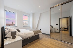Iron/ironing board, WiFi, bed sheets - High Spec Modern Apartment in Finchley (London)