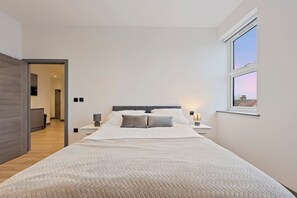 Iron/ironing board, WiFi, bed sheets - High Spec Modern Apartment in Finchley (London)
