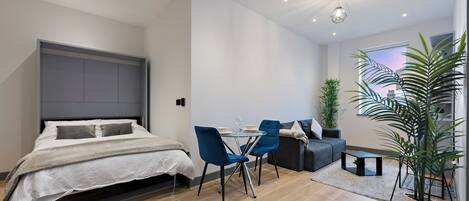 Silitysrauta/-lauta, Wi-Fi, vuodevaatteet