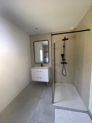 Shower, hair dryer, towels, shampoo - Villa Premium à Saint-Raphaël - Heated pool, 6 suites and sea view (Saint-Raphaël)