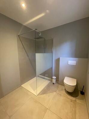 Shower, hair dryer, towels, shampoo - Villa Premium à Saint-Raphaël - Heated pool, 6 suites and sea view (Saint-Raphaël)