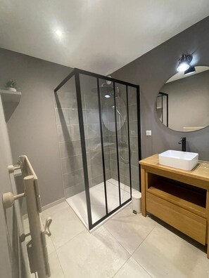 Shower, hair dryer, towels, shampoo - Villa Premium à Saint-Raphaël - Heated pool, 6 suites and sea view (Saint-Raphaël)